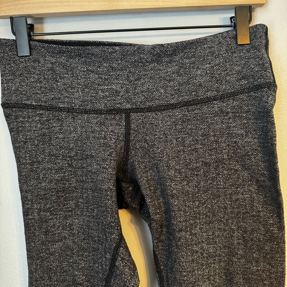 Lululemon Heathered Black Basic Leggings With Size Dot Women’s Size 8 - Picture 3 of 5